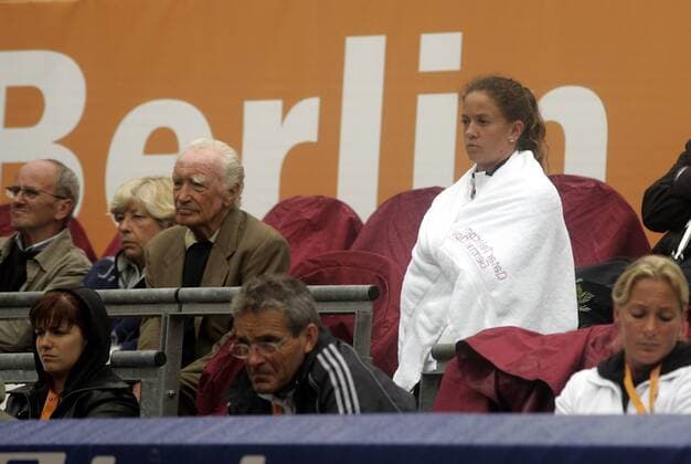 Regen über Berlin: Patty Schnyder (Schweiz) beobachtet in ein Handtuch gehüllt das Geschehen von der Tribüne Tennis Damen Qatar Telecom German Open 2007, WTA Tour Gruppe o0 Hundekehle Berlin Tennis Damen Qatar Telecom German Open 2007, WTA Tour Gruppe o0 Hundekehle Berlin