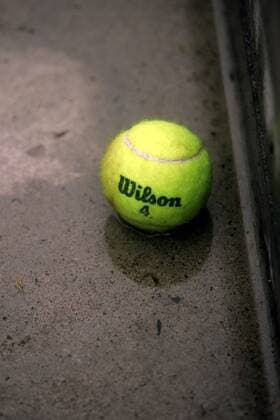 Wilson Tennisball liegt in einer Pfütze Tennis Damen Qatar Telecom German Open 2007, WTA Tour, Witterungsbedingungen, schlecht, schlechte, schlechtes Einzelbild o0 Hundekehle Berlin o0 Regenwetter Tennis Damen Qatar Telecom German Open 2007, WTA Tour, Witterungsbedingungen, schlecht, schlechte, schlechtes Einzelbild o0 Hundekehle Berlin o0 Regenwetter