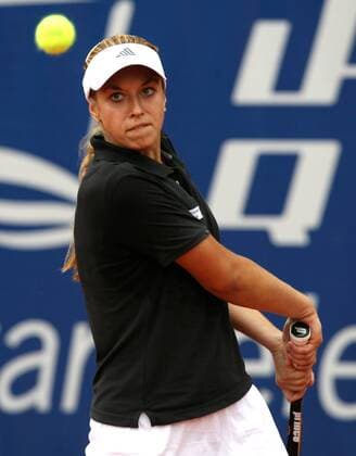 Sabine Lisicki (Deutschland) fixiert den Ball Tennis Damen Qatar Telecom German Open 2007, WTA Tour Einzelbild Berlin Tennis Damen Qatar Telecom German Open 2007, WTA Tour Einzelbild Berlin