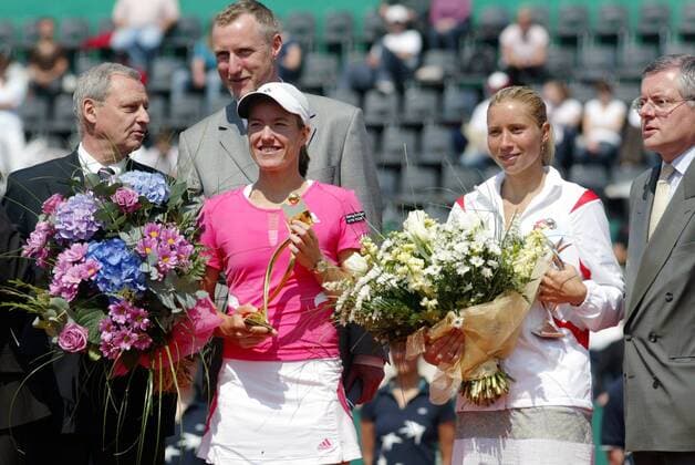 Siegerehrung J&S Cup 2007 in Warschau: Siegerin Justine Henin (Belgien, li.) und die Zweitplatzierte Alyona Bondarenko (Ukraine) -  (EN00137091008) Tennis Damen J&S Cup 2007, J & S, JS, WTA Tour Gruppe Warschau Freude, Tennis Damen J&S Cup 2007, J & S, JS, WTA Tour Gruppe Warschau Freude,