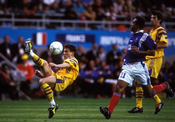 Gheorghe Mihali (Rumänien, li.) am Ball, daneben Patrice Loko (Frankreich) Fußball Länderspiel Herren EM 1996, Nationalmannschaft, Nationaltrikot, Gruppe B, Frankreich - Rumänien 1:0 Gruppe Newcastle Dynamik, Fußball Länderspiel Herren EM 1996, Nationalmannschaft, Nationaltrikot, Gruppe B, Frankreich - Rumänien 1:0 Gruppe Newcastle Dynamik,