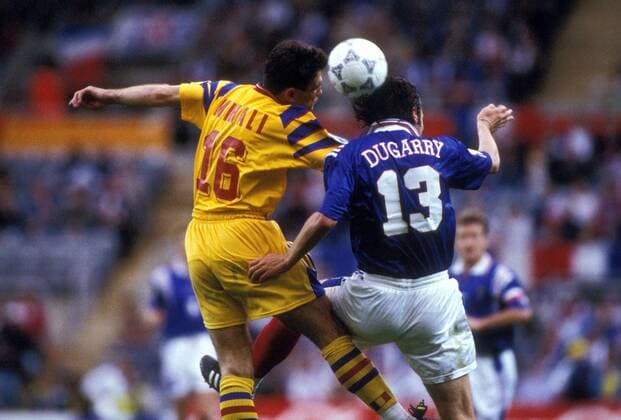 Gheorghe Mihali (Rumänien, li.) gegen Christophe Dugarry (Frankreich) Fußball Länderspiel Herren EM 1996, Nationalmannschaft, Nationaltrikot, Gruppe B, Frankreich - Rumänien 1:0 Gruppe Newcastle Dynamik Fußball Länderspiel Herren EM 1996, Nationalmannschaft, Nationaltrikot, Gruppe B, Frankreich - Rumänien 1:0 Gruppe Newcastle Dynamik