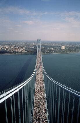 Teilnehmermassen des New York Marathon 2000 überqueren die Verrezano Bridge Leichtathletik Herren New York Marathon 2000, Stadtmarathon, Citymarathon, Marathonlauf, Langstrecke, Totale New York, NY, N.Y. Masse, Leichtathletik Herren New York Marathon 2000, Stadtmarathon, Citymarathon, Marathonlauf, Langstrecke, Totale New York, NY, N.Y. Masse,