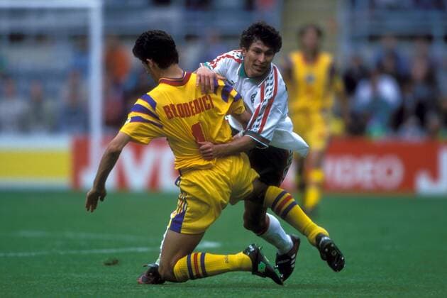 Krassimir Balakov (Bulgarien, re.) gegen Miodrag Belodedici (Rumänien) Fußball Länderspiel Herren EM 1996, Nationalmannschaft, Nationaltrikot, Rumänien - Bulgarien 0:1, Gruppe B, Vdia Gruppe Newcastle Dynamik, Kampf, Fußball Länderspiel Herren EM 1996, Nationalmannschaft, Nationaltrikot, Rumänien - Bulgarien 0:1, Gruppe B, Vdia Gruppe Newcastle Dynamik, Kampf,