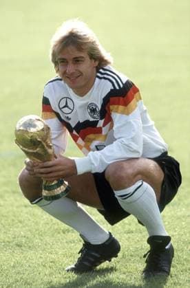 Jürgen Klinsmann (BR Deutschland) präsentiert den FIFA World Cup Fußball WM Herren WM 1990, Nationalmannschaft, Nationaltrikot Einzelbild Fußball WM Herren WM 1990, Nationalmannschaft, Nationaltrikot Einzelbild