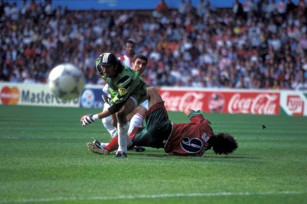 Torwart Rüstü Recber (Türkei) schaut nach dem Duell mit Sa Pinto (Portugal, re.) dem Ball hinterher Fußball Länderspiel Herren EM 1996, Nationalmannschaft, Nationaltrikot, Portugal - Türkei 1:0, Gruppe D, Vdia Gruppe Nottingham Fußball Länderspiel Herren EM 1996, Nationalmannschaft, Nationaltrikot, Portugal - Türkei 1:0, Gruppe D, Vdia Gruppe Nottingham