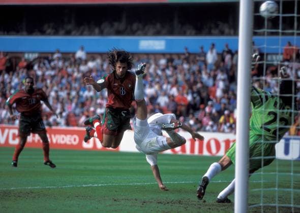 Joao Pinto (Portugal, li.) gegen Torwart Rüstü Recber (Türkei) Fußball Länderspiel Herren EM 1996, Nationalmannschaft, Nationaltrikot, Portugal - Türkei 1:0, Gruppe D, Vdia Gruppe Nottingham Dynamik, Fußball Länderspiel Herren EM 1996, Nationalmannschaft, Nationaltrikot, Portugal - Türkei 1:0, Gruppe D, Vdia Gruppe Nottingham Dynamik,