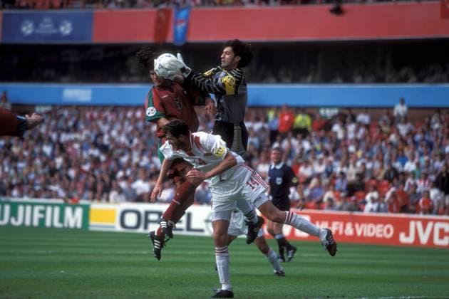 Torwart Vitor Baia und Fernando Couto (beide Portugal, li.) gegen Saffet Sancakli (Türkei) Fußball Länderspiel Herren EM 1996, Nationalmannschaft, Nationaltrikot, Portugal - Türkei 1:0, Gruppe D, Vdia Gruppe Nottingham Dynamik, Abwehr, Fußball Länderspiel Herren EM 1996, Nationalmannschaft, Nationaltrikot, Portugal - Türkei 1:0, Gruppe D, Vdia Gruppe Nottingham Dynamik, Abwehr,