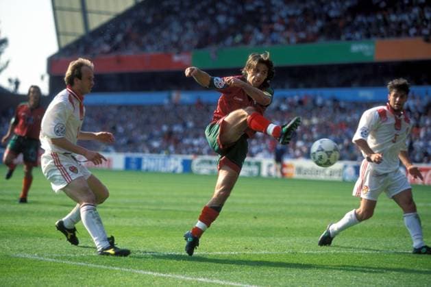 Joao Pinto (Portugal, Mitte) gegen Abdullah Ercan (li.) und Tugay Kerimoglu (beide Türkei) Fußball Länderspiel Herren EM 1996, Nationalmannschaft, Nationaltrikot, Portugal - Türkei 1:0, Gruppe D, Vdia Gruppe Nottingham Dynamik, Fußball Länderspiel Herren EM 1996, Nationalmannschaft, Nationaltrikot, Portugal - Türkei 1:0, Gruppe D, Vdia Gruppe Nottingham Dynamik,