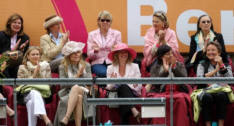Ladies Day bei den Qatar Telecom German Open 2007 in Berlin: Die Damen der High Society spenden Beifall Tennis Damen Qatar Telecom German Open 2007, WTA Tour Gruppe Hundekehle Berlin Tennis Damen Qatar Telecom German Open 2007, WTA Tour Gruppe Hundekehle Berlin