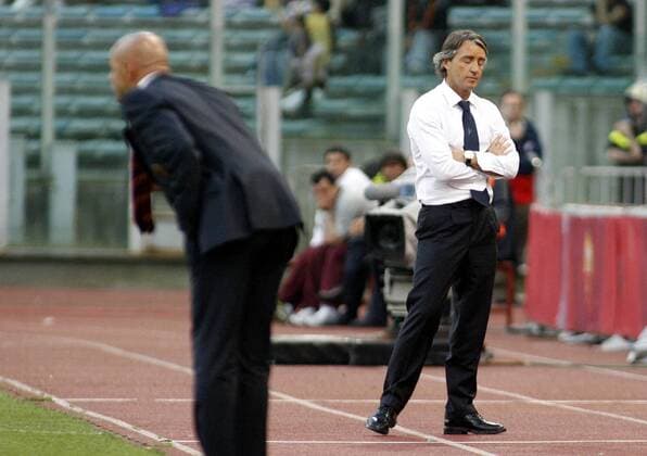 Trainer Roberto Mancini (Inter Mailand, re.) hat im Gegensatz zum Kollegen Luciano Spalletti (AS Rom) mit dem Spiel schon abgeschlossen -  Fußball Herren Coppa Italia 2006 2007, Italienischer Pokal, Pokalspiel, AS Rom - FC Internazionale Mailand 6:2 Gruppe Rom Enttäuschung, Fußball Herren Coppa Italia 2006 2007, Italienischer Pokal, Pokalspiel, AS Rom - FC Internazionale Mailand 6:2 Gruppe Rom Enttäuschung,
