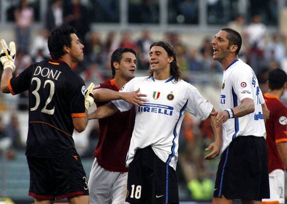 Torwart Doni (AS Rom, li.) gerät mit Marco Materazzi (re.) und Hernan Crespo (beide Inter Mailand) aneinander, dazwischen versucht Cristian Chivu (AS Rom) zu schlichten - Fußball Herren Coppa Italia 2006 2007, Italienischer Pokal, Pokalspiel, AS Rom - FC Internazionale Mailand 6:2 Gruppe Rom Spannung, Fußball Herren Coppa Italia 2006 2007, Italienischer Pokal, Pokalspiel, AS Rom - FC Internazionale Mailand 6:2 Gruppe Rom Spannung,