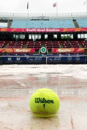 Leere Ränge auf dem Center Court im Steffi Graf Stadion an der Hundekehle in Berlin, aufgrund der starken Regenfälle bei den Qatar Telecom German Open 2007 kommt es zu witterungsbedingten Spielabsagen Tennis Damen Qatar Telecom German Open 2007, WTA Tour Tennisstadion innen Innenansicht Rang Ränge Tribüne Wilson Totale Tribünen Platz Spielfeld abgedeckt Regenpfütze Berlin Witterung Witterungsbedingungen Pfütze Leere, Tennis Damen Qatar Telecom German Open 2007, WTA Tour Tennisstadion innen Innenansicht Rang Ränge Tribüne Wilson Totale Tribünen Platz Spielfeld abgedeckt Regenpfütze Berlin Witterung Witterungsbedingungen Pfütze Leere,