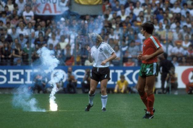 Andreas Brehme (BR Deutschland, li.) kommt mit dem Schrecken davon, als direkt neben ihm eine Leuchtrakete einschlägt Fußball Länderspiel Herren EM 1984, Nationalmannschaft, Nationaltrikot, Gruppe 2, BRD - Portugal 0:0, Vdia Totale Strasbourg Fußball Länderspiel Herren EM 1984, Nationalmannschaft, Nationaltrikot, Gruppe 2, BRD - Portugal 0:0, Vdia Totale Strasbourg