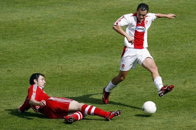 Mark van Bommel (Bayern, li.) gegen Vlad Munteanu (Cottbus) Fußball 1. BL Herren Saison 2006 2007, FC Energie Cottbus - FC Bayern München 0:3 Gruppe Cottbus Dynamik, Kampf, Fußball 1. BL Herren Saison 2006 2007, FC Energie Cottbus - FC Bayern München 0:3 Gruppe Cottbus Dynamik, Kampf,