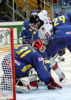 Rick Nash (Kanada, Mitte) gegen Torwart Johan Bäcklund (li.) und Kenny Jonsson (beide Schweden) - Eishockey WM Herren WM 2007, Länderspiel, Nationalteam, Nationaltrikot, Halbfinale, Kanada - Schweden 4:1 Gruppe Moskau Dynamik, Eishockey WM Herren WM 2007, Länderspiel, Nationalteam, Nationaltrikot, Halbfinale, Kanada - Schweden 4:1 Gruppe Moskau Dynamik,