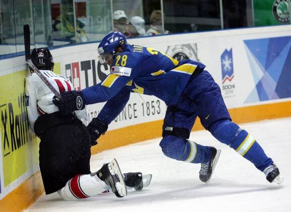 Dick Tärnström (Schweden, re.) befördert Justin Williams (Kanada) unsanft an die Bande - Eishockey WM Herren WM 2007, Länderspiel, Nationalteam, Nationaltrikot, Halbfinale, Kanada - Schweden 4:1 Gruppe Moskau Dynamik, Kampf, Eishockey WM Herren WM 2007, Länderspiel, Nationalteam, Nationaltrikot, Halbfinale, Kanada - Schweden 4:1 Gruppe Moskau Dynamik, Kampf,