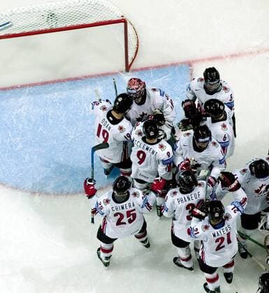 Spieler aus Kanada klatschen einander ab - Eishockey WM Herren WM 2007, Länderspiel, Nationalteam, Nationaltrikot, Halbfinale Totale Moskau Freude, Eishockey WM Herren WM 2007, Länderspiel, Nationalteam, Nationaltrikot, Halbfinale Totale Moskau Freude,