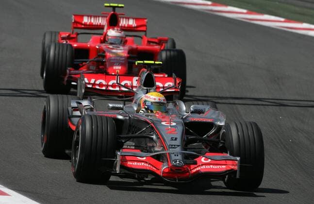 Lewis Hamilton (England McLaren Mercedes) mit seinem Boliden vor Kimi Räikkönen (Finnland Ferrari) Motorsport Grand Prix Herren Großer Preis von Spanien 2007, Formel 1 Weltmeisterschaft, F1, F, GP, WM Gruppe o0 Circuit de Catalunya Barcelona Motorsport Grand Prix Herren Großer Preis von Spanien 2007, Formel 1 Weltmeisterschaft, F1, F, GP, WM Gruppe o0 Circuit de Catalunya Barcelona