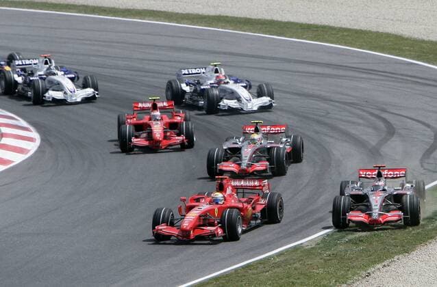 Fernando Alonso (Spanien McLaren Mercedes) kommt beim Versuch Felipe Massa (Brasilien Ferrari, vorn) zu überholen aufs Grün, dahinter Lewis Hamilton (England McLaren Mercedes, 2.v.re.) und Kimi Räikkönen (Finnland Ferrari) (Serie 1 4) Motorsport Grand Prix Herren Großer Preis von Spanien 2007, Formel 1 Weltmeisterschaft, F1, F, GP, WM Totale o0 Circuit de Catalunya Barcelona Motorsport Grand Prix Herren Großer Preis von Spanien 2007, Formel 1 Weltmeisterschaft, F1, F, GP, WM Totale o0 Circuit de Catalunya Barcelona