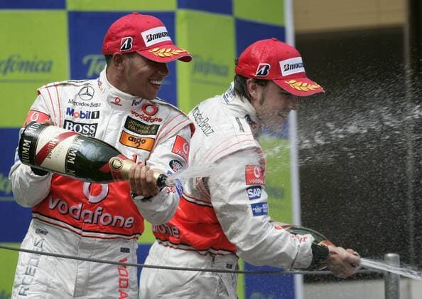 Lewis Hamilton (England, li.) und Fernando Alonso (Spanien beide McLaren Mercedes) bei der Siegerehrung des GP von Spanien 2007 Motorsport Grand Prix Herren Großer Preis von Spanien 2007, Formel 1 Weltmeisterschaft, F1, F, GP, WM Gruppe o0 Circuit de Catalunya Barcelona Freude, Motorsport Grand Prix Herren Großer Preis von Spanien 2007, Formel 1 Weltmeisterschaft, F1, F, GP, WM Gruppe o0 Circuit de Catalunya Barcelona Freude,