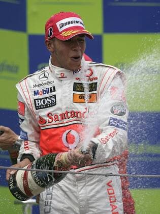 Lewis Hamilton (England McLaren Mercedes) bei der Siegerehrung des GP von Spanien 2007 Motorsport Grand Prix Herren Großer Preis von Spanien 2007, Formel 1 Weltmeisterschaft, F1, F, GP, WM Einzelbild o0 Circuit de Catalunya Barcelona Freude, Motorsport Grand Prix Herren Großer Preis von Spanien 2007, Formel 1 Weltmeisterschaft, F1, F, GP, WM Einzelbild o0 Circuit de Catalunya Barcelona Freude,