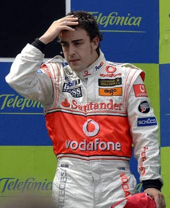 Fernando Alonso (Spanien McLaren Mercedes) nachdenklich auf dem Podium Motorsport Grand Prix Herren Großer Preis von Spanien 2007, Formel 1 Weltmeisterschaft, F1, F, GP, WM Einzelbild Circuit de Catalunya Barcelona Nachdenklichkeit, Motorsport Grand Prix Herren Großer Preis von Spanien 2007, Formel 1 Weltmeisterschaft, F1, F, GP, WM Einzelbild Circuit de Catalunya Barcelona Nachdenklichkeit,