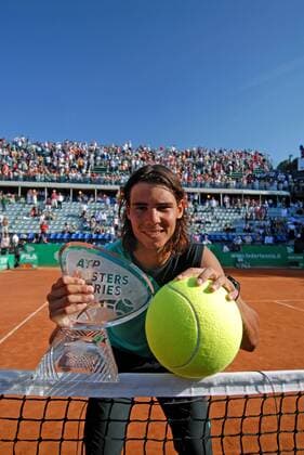 Rafael Nadal (Spanien) - Sieger der Internazionali BNL d Italia 2007 mit Pokal und Riesenball - Tennis Herren Internazionali BNL d Italia 2007, ATP Master Series, Tour, dItalia, Finale Endspiel, Vdig Einzelbild Rom Freude, Tennis Herren Internazionali BNL d Italia 2007, ATP Master Series, Tour, dItalia, Finale Endspiel, Vdig Einzelbild Rom Freude,