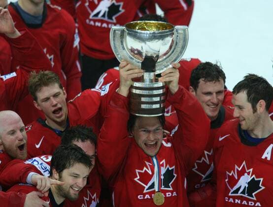 Kapitän Shane Doan (Kanada) präsentiert den Weltmeisterpokal 2007 - Eishockey WM Herren WM 2007, Länderspiel, Nationalmannschaft, Nationaltrikot, Finale, Endspiel Gruppe Moskau, Aufmacher Freude, Begeisterung, Eishockey WM Herren WM 2007, Länderspiel, Nationalmannschaft, Nationaltrikot, Finale, Endspiel Gruppe Moskau, Aufmacher Freude, Begeisterung,