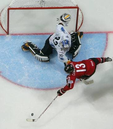 Michael Cammalleri (Kanada) gegen Torwart Kari Lehtonen (Finnland) - Eishockey WM Herren WM 2007, Länderspiel, Nationalmannschaft, Nationaltrikot, Finale, Endspiel, Kanada - Finnland 4:2 Gruppe Moskau Dynamik Eishockey WM Herren WM 2007, Länderspiel, Nationalmannschaft, Nationaltrikot, Finale, Endspiel, Kanada - Finnland 4:2 Gruppe Moskau Dynamik