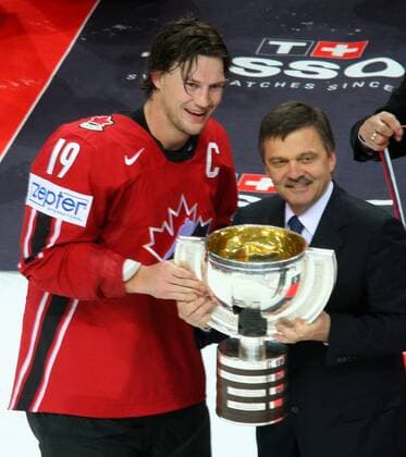 IIHF Präsident Rene Fasel (Schweiz) überreicht Shane Doan (Kanada) die Weltmeistertrophäe 2007 - Eishockey WM Herren WM 2007, Länderspiel, Nationalmannschaft, Nationaltrikot, Finale, Endspiel Gruppe Moskau Freude, Eishockey WM Herren WM 2007, Länderspiel, Nationalmannschaft, Nationaltrikot, Finale, Endspiel Gruppe Moskau Freude,