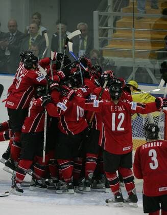 Die kanadischen Spieler jubeln über den Gewinn des Weltmeistertitels 2007 - Eishockey WM Herren WM 2007, Länderspiel, Nationalmannschaft, Nationaltrikot, Finale, Endspiel Totale Moskau Freude, Begeisterung, Eishockey WM Herren WM 2007, Länderspiel, Nationalmannschaft, Nationaltrikot, Finale, Endspiel Totale Moskau Freude, Begeisterung,
