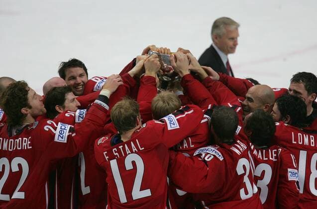 Kanada ist Weltmeister 2007: Die Spieler greifen nach dem Objekt der Begierde - Eishockey WM Herren WM 2007, Länderspiel, Nationalmannschaft, Nationaltrikot, Finale, Endspiel Totale Moskau Freude, Begeisterung, Eishockey WM Herren WM 2007, Länderspiel, Nationalmannschaft, Nationaltrikot, Finale, Endspiel Totale Moskau Freude, Begeisterung,