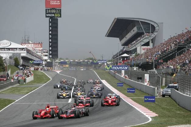 Start zum Großen Preis von Spanien 2007 in Barcelona: Felipe Massa (Brasilien Ferrari, li.) und Fernando Alonso (Spanien McLaren Mercedes) liefern sich in der ersten Kurve ein heißes Duell Motorsport Herren Großer Preis von Spanien 2007, Formel 1 Weltmeisterschaft, F1, F, GP, WM Totale Circuit de Catalunya o0 überholen, Überholvorgang Barcelona überholen, Überholvorgang, Motorsport Herren Großer Preis von Spanien 2007, Formel 1 Weltmeisterschaft, F1, F, GP, WM Totale Circuit de Catalunya o0 überholen, Überholvorgang Barcelona überholen, Überholvorgang,