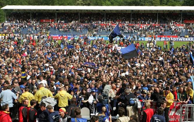 Hunderte Koblenzer Fans feiern im Innenraum des Stadion Oberwerth den feststehenden Klassenerhalt Fußball 2. BL Herren Saison 2006 2007, TuS Koblenz Totale Koblenz Begeisterung, Freude, Fußball 2. BL Herren Saison 2006 2007, TuS Koblenz Totale Koblenz Begeisterung, Freude,