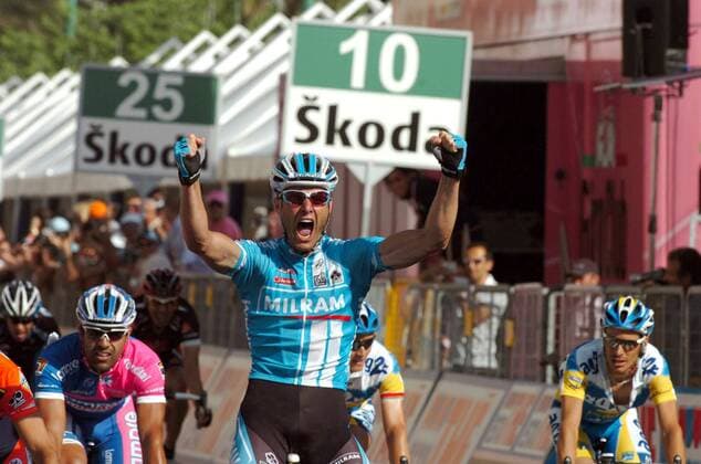 Alessandro Petacchi (Italien Milram, Mitte) gewinnt die 3. Etappe des Giro dItalia 2007 -  Radsport Herren 90. Giro dItalia 2007, d Italia, ProTour, Straßenradsport, Straße, Rad, Gruppe 3. Etappe: Barumini - Cagliari Freude, Begeisterung, Radsport Herren 90. Giro dItalia 2007, d Italia, ProTour, Straßenradsport, Straße, Rad, Gruppe 3. Etappe: Barumini - Cagliari Freude, Begeisterung,