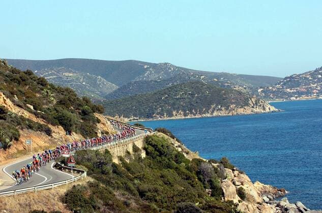 Das Peloton zur 3. Etappe des Giro dItalia 2007 auf einer Küstenstraße der Insel Sardinien im Mittelmeer -  Radsport Herren 90. Giro dItalia 2007, d Italia, ProTour, Straßenradsport, Straße, Rad, Totale 3. Etappe: Barumini - Cagliari Radsport Herren 90. Giro dItalia 2007, d Italia, ProTour, Straßenradsport, Straße, Rad, Totale 3. Etappe: Barumini - Cagliari
