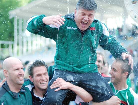 Trainer Wolfgang Hau (obenauf) sitzt auf den Schultern von Manuel Gröschl (2.v.li.) und Daniel Rinbergas (re.); daneben Co Trainer Frank Lerch (alle Schweinfurt) Fußball Herren Landesliga Bayern 2006 2007, 1. FC Schweinfurt 05, Gruppe Schweinfurt Harmonie, Freude, Begeisterung, Fußball Herren Landesliga Bayern 2006 2007, 1. FC Schweinfurt 05, Gruppe Schweinfurt Harmonie, Freude, Begeisterung,
