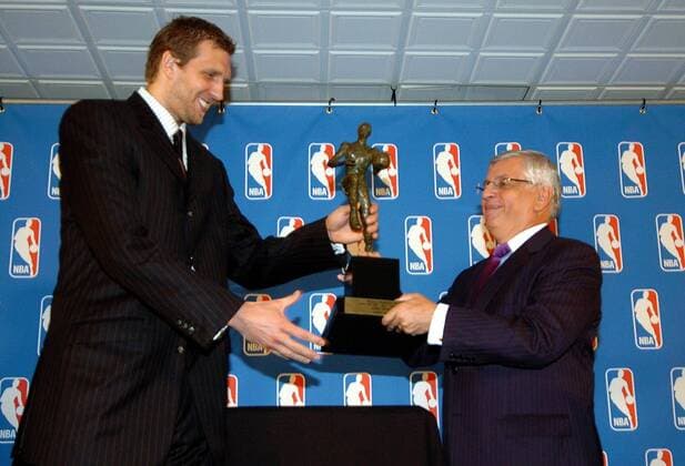NBA Commissioner David J. Stern (USA, re.) überreicht Dirk Nowitzki (Dallas Mavericks) die Trophäe für den wertvollsten Spieler der Saison 2006 2007 -  (DAL2007051502) Basketball Herren NBA 2006 2007, Pressekonferenz, Pressetermin, Vdig Gruppe Dallas Freude, Basketball Herren NBA 2006 2007, Pressekonferenz, Pressetermin, Vdig Gruppe Dallas Freude,