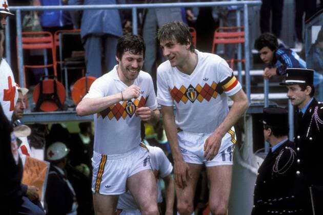 Rene Vandereycken (li.) und Jan Ceulemans (beide Belgien) kommen scherzend aus den Katakomben Fußball Länderspiel Herren EM 1984, Nationalmannschaft, Nationaltrikot, Gruppe A Gruppe Lyon Fußball Länderspiel Herren EM 1984, Nationalmannschaft, Nationaltrikot, Gruppe A Gruppe Lyon