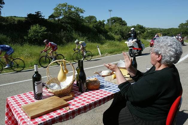 Rüstiger Radsportfan applaudiert den Fahrern des Giro d Italia 2007 und lässt sich dabei eine Brotzeit schmecken - Radsport Herren Giro dItalia 2007, d Italia, ProTour, Straßenradsport, Straße, Rad, antreiben Anfeuerung o0 Fanleben Gruppe Nahrung, Käse, Brot, Lunch, Streckenrand, anfeuern 2. Etappe: Tempio Pausania - Bosa o0 Kultur Radsport Herren Giro dItalia 2007, d Italia, ProTour, Straßenradsport, Straße, Rad, antreiben Anfeuerung o0 Fanleben Gruppe Nahrung, Käse, Brot, Lunch, Streckenrand, anfeuern 2. Etappe: Tempio Pausania - Bosa o0 Kultur