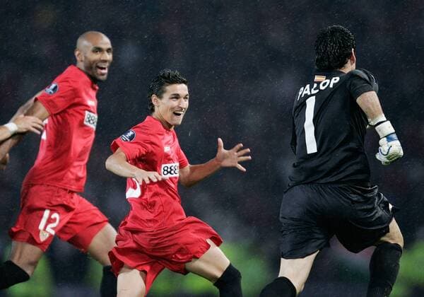Torwart Andres Palop (re.) jubelt mit Jesus Navas (Mitte) und Frederic Kanoute (alle FC Sevilla) - Fußball EC 3 Herren UEFA Cup 2006 2007, Pokal, Europapokal, Finale, Endspiel, FC Sevilla Gruppe Glasgow Begeisterung, Freude, Fußball EC 3 Herren UEFA Cup 2006 2007, Pokal, Europapokal, Finale, Endspiel, FC Sevilla Gruppe Glasgow Begeisterung, Freude,