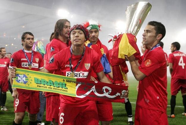 Adriano Correia (FC Sevilla, li.) trägt als Brasilianer seinen Anteil zur spanisch brasilianischen Freundschaft bei - Fußball EC 3 Herren UEFA Cup 2006 2007, Pokal, Europapokal, Finale, Endspiel, FC Sevilla Gruppe Glasgow Fußball EC 3 Herren UEFA Cup 2006 2007, Pokal, Europapokal, Finale, Endspiel, FC Sevilla Gruppe Glasgow