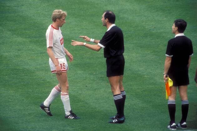 Fußball, EM Finale 1988 in München, Niederlande - Sowjetunion 2:0 Alexei Mikhailichenko (Sowjetunion) wird von FIFA Schiedsrichter Michel Vautrot (Frankreich) ermahnt, daneben der Linienrichter Fußball Länderspiel Herren EM 1988, Nationalmannschaft, Nationaltrikot, Finale, Endspiel, SU, UdSSR Gruppe Schiedsrichter Assistent München Fußball Länderspiel Herren EM 1988, Nationalmannschaft, Nationaltrikot, Finale, Endspiel, SU, UdSSR Gruppe Schiedsrichter Assistent München