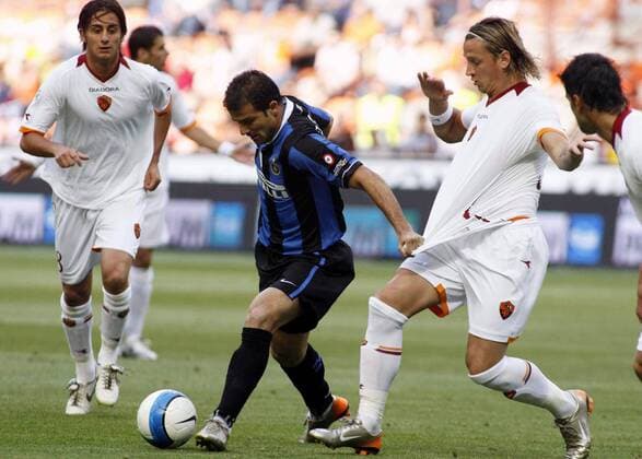 Dejan Stankovic (Inter Mailand, Mitte) gegen Philippe Mexes (re.) und Alberto Aquilani (beide AS Rom) - Fußball Herren Coppa Italia 2006 2007, Italienischer Pokal, Pokalspiel, Endspiel, Finale, Vdig, Roma Gruppe Mailand Fußball Herren Coppa Italia 2006 2007, Italienischer Pokal, Pokalspiel, Endspiel, Finale, Vdig, Roma Gruppe Mailand