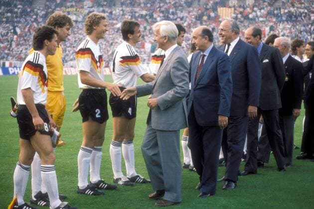Mannschaftsvorstellung, v.li.: Lothar Matthäus, Torwart Eike Immel, Guido Buchwald, Jürgen Kohler, Bundespräsident Richard von Weizsäcker (alle BR Deutschland), Ministerpräsident Ciriaco de Mita (Italien), Bundeskanzler Helmut Kohl (BR Deutschland, CDU) Fußball Länderspiel Herren EM 1988, Nationalmannschaft, Nationaltrikot, Eröffnung, Eröffnungszeremonie, Zeremonie, Gruppe BRD - Italien 1:1 Düsseldorf Fußball Länderspiel Herren EM 1988, Nationalmannschaft, Nationaltrikot, Eröffnung, Eröffnungszeremonie, Zeremonie, Gruppe BRD - Italien 1:1 Düsseldorf