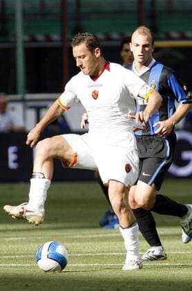 Francesco Totti (AS Rom, li.) gegen Esteban Cambiasso (Inter Mailand) - Fußball Herren Coppa Italia 2006 2007, Italienischer Pokal, Pokalspiel, Endspiel, Finale, Vdig Gruppe Mailand Fußball Herren Coppa Italia 2006 2007, Italienischer Pokal, Pokalspiel, Endspiel, Finale, Vdig Gruppe Mailand