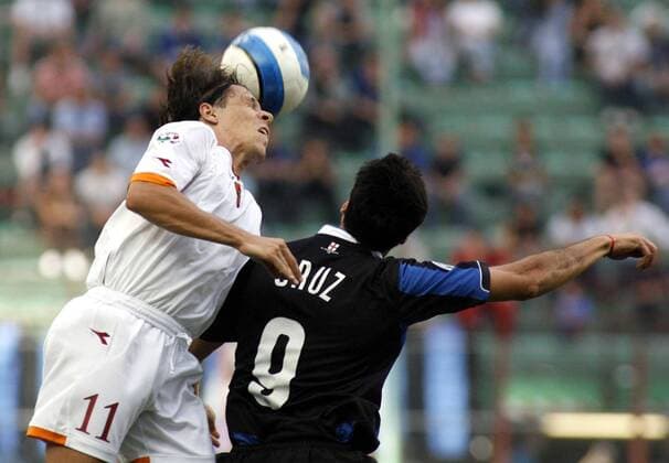 Rodrigo Taddei (AS Rom, li.) mit einem Kopfball gegen Julio Ricardo Cruz (Inter Mailand) - Fußball Herren Coppa Italia 2006 2007, Italienischer Pokal, Pokalspiel, Endspiel, Finale, Vdig Gruppe Mailand Dynamik, Fußball Herren Coppa Italia 2006 2007, Italienischer Pokal, Pokalspiel, Endspiel, Finale, Vdig Gruppe Mailand Dynamik,