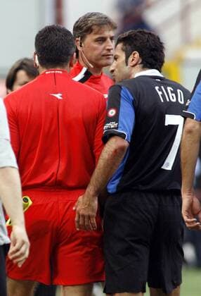 Luis Figo (Inter Mailand) beschwert sich bei Linienrichter Nicola Nicoletti (li.) und dem vierten offiziellen Oscar Girardi - Fußball Herren Coppa Italia 2006 2007, Italienischer Pokal, Pokalspiel, Endspiel, Finale, Vdig Gruppe Mailand Enttäuschung, Fußball Herren Coppa Italia 2006 2007, Italienischer Pokal, Pokalspiel, Endspiel, Finale, Vdig Gruppe Mailand Enttäuschung,
