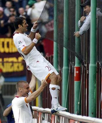 Torschütze Simone Perrotta (li.) jubelt mit Daniele de Rossi (beide AS Rom) am Stadionzaun - Fußball Herren Coppa Italia 2006 2007, Italienischer Pokal, Pokalspiel, Endspiel, Finale, Vdig Gruppe Mailand Begeisterung, Freude, Fußball Herren Coppa Italia 2006 2007, Italienischer Pokal, Pokalspiel, Endspiel, Finale, Vdig Gruppe Mailand Begeisterung, Freude,